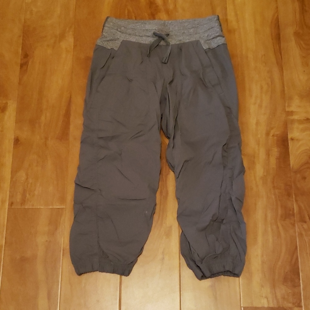 Ivivva Size 10 Gray Capri Bottoms